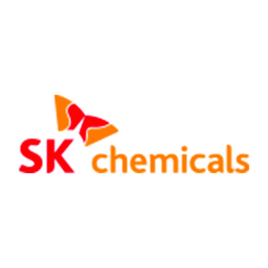Logo di SK Chemicals con scritta rossa e arancione e farfalla stilizzata.