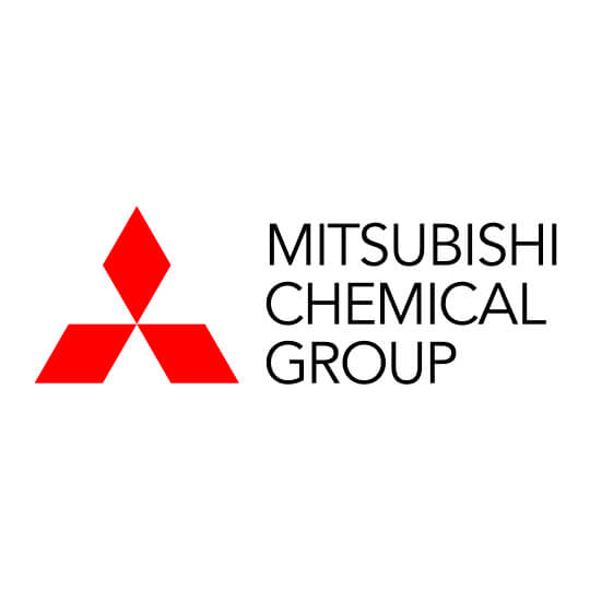 Logo del Mitsubishi Chemical Group con tre rombi rossi e testo nero su sfondo bianco.