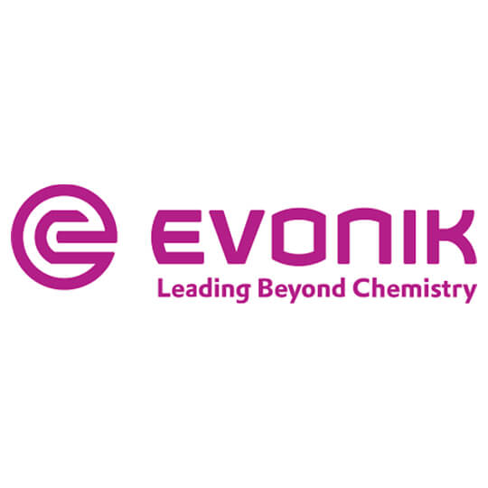Logo di Evonik con slogan Leading Beyond Chemistry su sfondo bianco.